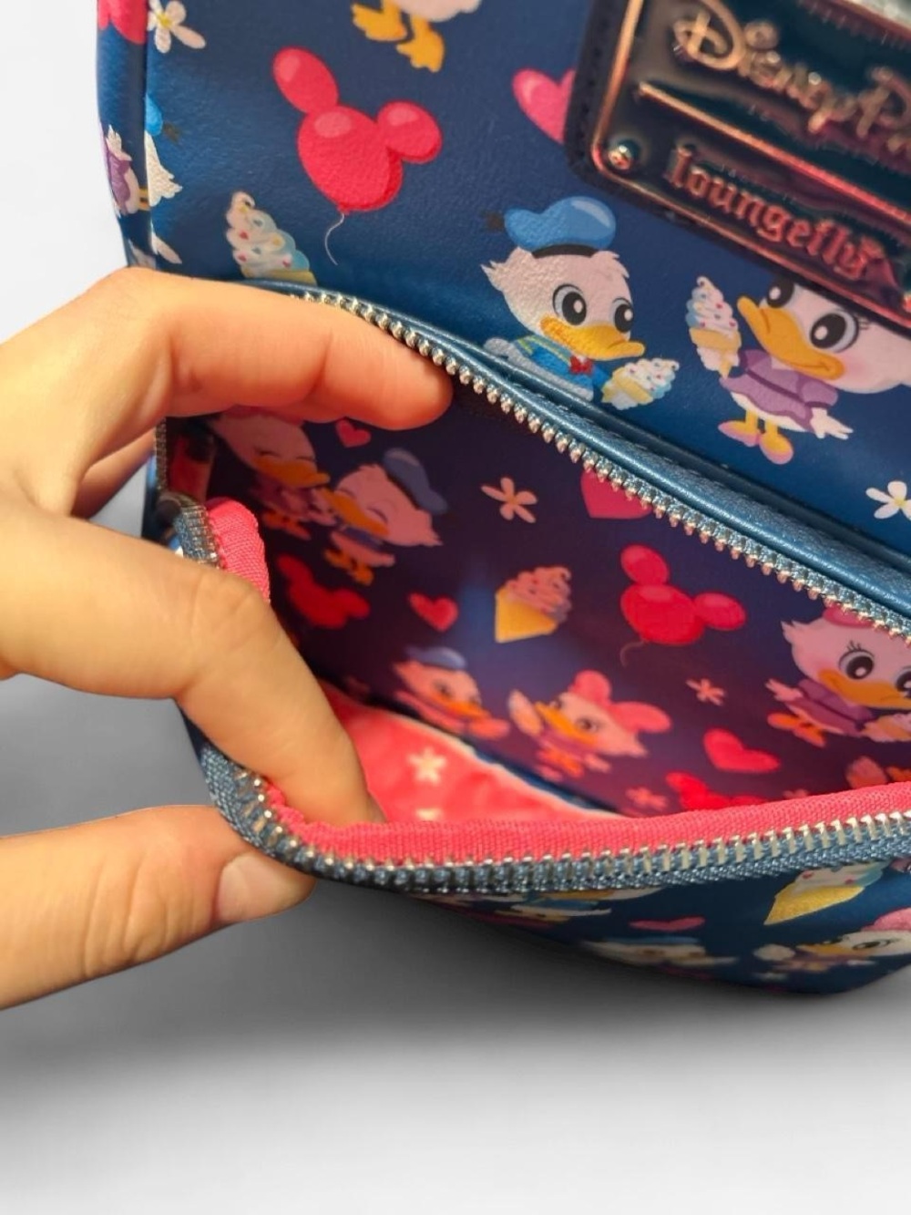 Daisy & Donald DisneyPark Loungefly Backpack - Picture 4 of 5